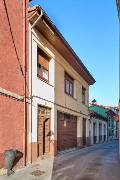 A la foto es mostra l'objecte Casa en pleno centro de Pravia situat a la ciutat de Santianes.