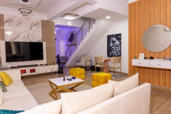 Na zdjęciu widoczny jest obiekt Luxury Maisonette położony w mieście Lagos.