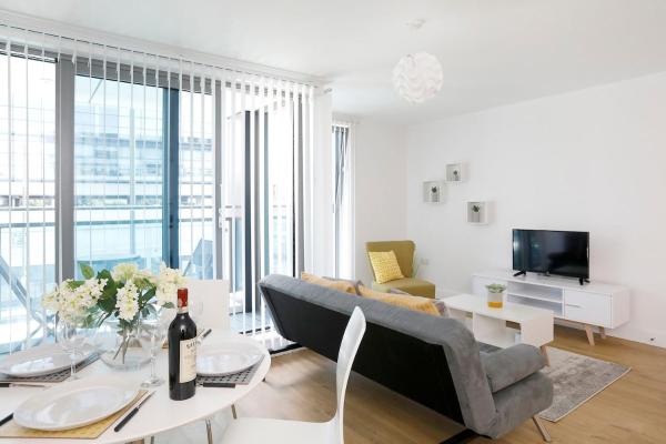 Nella foto è visibile l'oggetto Redhill Queensgate - Modern 1 Bedroom Apartment situato nella città di Redhill.