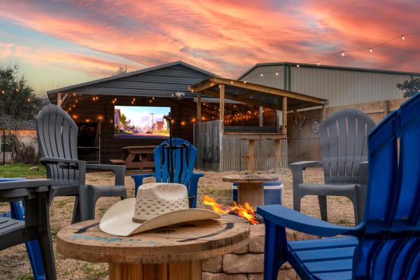 Nella foto è visibile l'oggetto Lone Star Getaway I Rec Barn I Fire Pit Nights I Movie Night Projector situato nella città di Fischer.