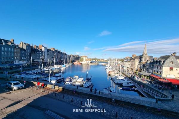 A la foto es mostra l'objecte Les Colombages - studio ON the port of Honfleur - nice view situat a la ciutat de Honfleur.