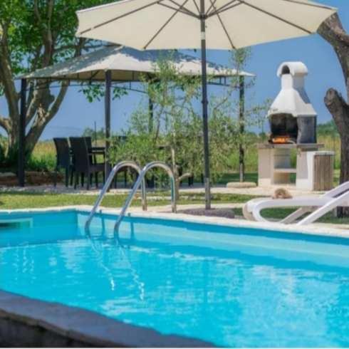 A la foto es mostra l'objecte Villa Renzo situat a la ciutat de Buje.