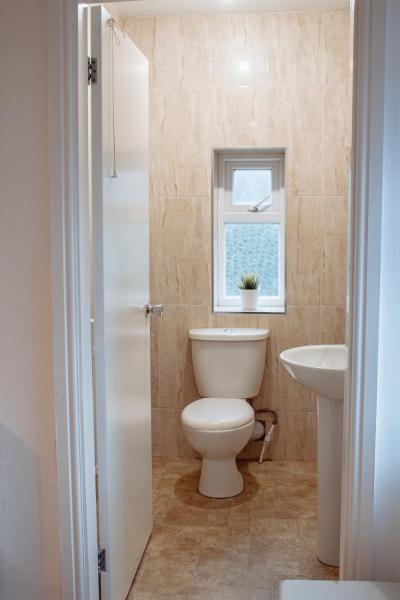 Foto 5: Spacious & Modern 8-Bed Home - Sleeps 13 - Parking