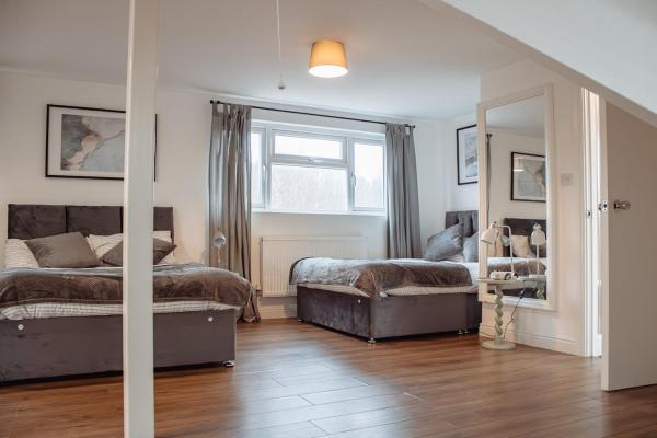 Foto 2: Spacious & Modern 8-Bed Home - Sleeps 13 - Parking