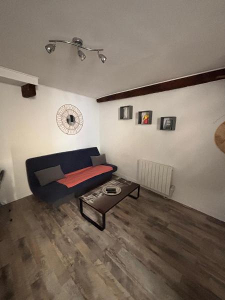 Na zdjęciu widoczny jest obiekt Hypercentre, proche halage et rue principale położony w mieście Redon.