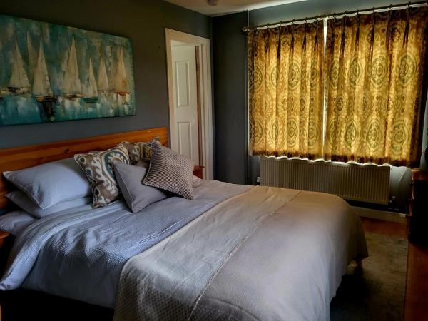 A la foto es mostra l'objecte Grandwood House Lodges situat a la ciutat de Compton.