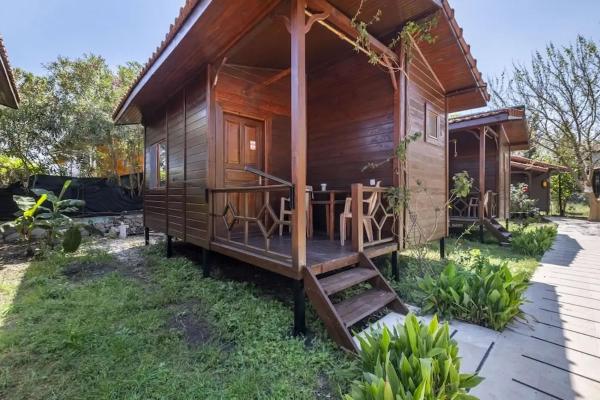 Auf dem Foto ist das Objekt Şehri Bungalov Çıralı in der Stadt Kemer zu sehen.