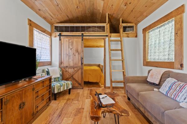 Na fotografii je vidět objekt The Sit and Stay Cabin nacházející se ve městě Campton.