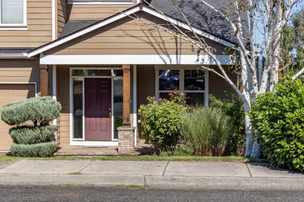 På billedet ses objektet West Sail 30 Day Minimum beliggende i byen Hood River.