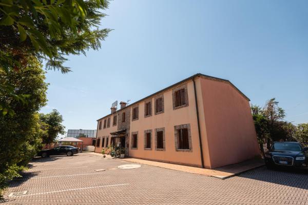 På billedet ses objektet Hotel Le Corti beliggende i byen Vigarano Mainarda.