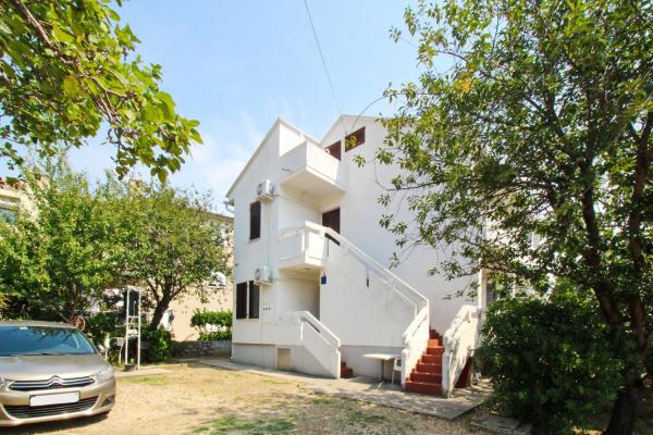 På billedet ses objektet Apartments Teljega beliggende i byen Baška.