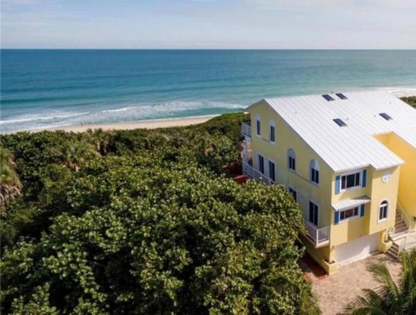 Na fotografii je vidět objekt 5 Bedroom Secluded Beachfront in Melbourne FL nacházející se ve městě Micco.