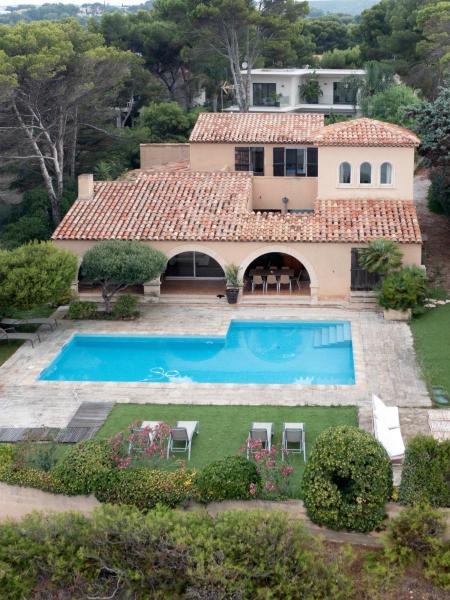 Nella foto è visibile l'oggetto La Roche Bleue - Villa de charme avec vue exceptionnelle bord de mer piscine privée jardin et terrasse situato nella città di Carry-le-Rouet.