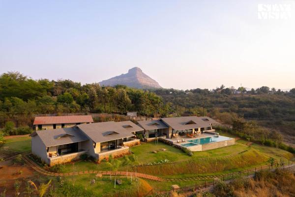 På billedet ses objektet StayVista at Chitrakoot with Pool & Lawn beliggende i byen Kolvan.
