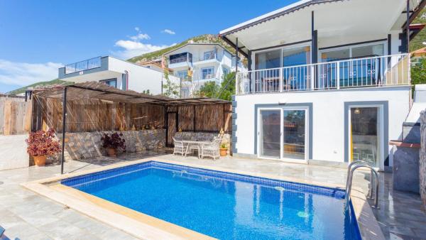 Na foto é possível ver o objeto Kas Gokseki 2 Bedroom Villa 3033 localizado na cidade de Kas.