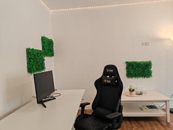 Work & Chill - Stylish Studio, Ergonomic Office Setup photo 5