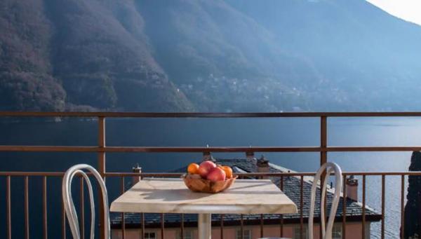 写真にはラーリオ市にあるAppartamenti La Porta sul Lagoが写っています。