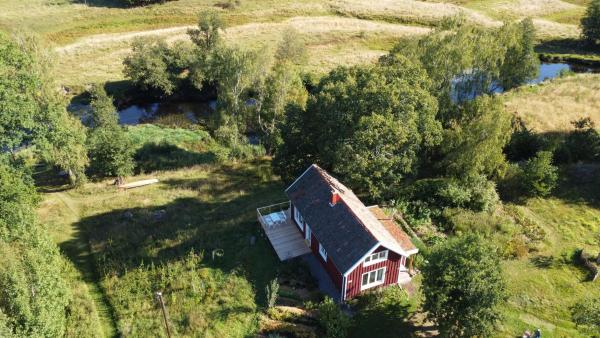 Na zdjęciu widoczny jest obiekt Neues Ökohaus in traumhafter Lage direkt am Fluss położony w mieście Flathult.