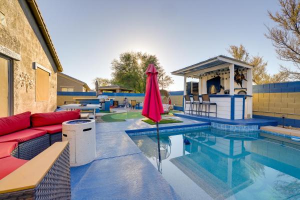 Na fotografii je vidět objekt Putting Green and Hot Tub Goodyear Retreat! nacházející se ve městě Goodyear.