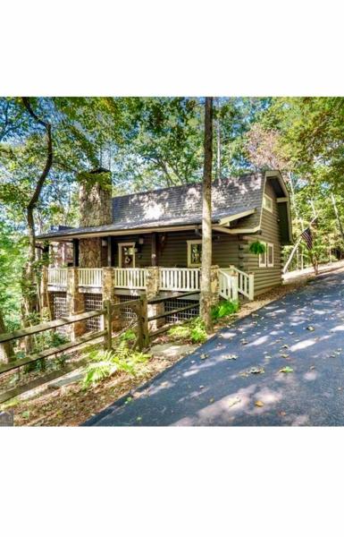 Na zdjęciu widoczny jest obiekt Bears Lair Cabin in Big Canoe Georgia położony w mieście Jasper.
