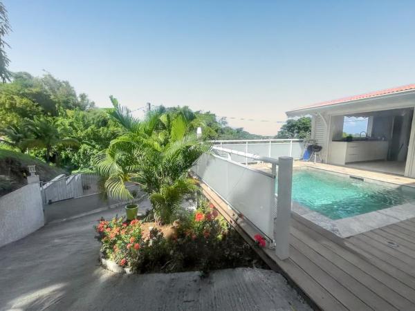 Na fotografii je vidět objekt Villa idyllique Le François + piscine nacházející se ve městě Beauregard.