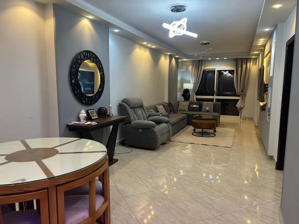 Nella foto è visibile l'oggetto Modern flat 3 rooms and 2 bathroom amazing location شقة فندقية حديثة و جديدة مكيفة كاملة مدينة نصر بالقرب من ستي ستارز 2 غرف نوم 2 حمام وصالة و بلكونة situato nella città di Il Cairo.