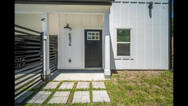 Modern Home By College, Medical Center & Stadium - Houston, TX