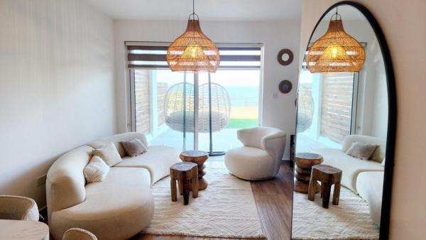 写真にはBahçeli市にあるBeachfrontSunset Apartmentが写っています。