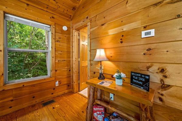 På bildet vises objektet Gorgeous Lovers Retreat! 5 star rated, Free Tix to Dollywood, etc Hot tub, Indoor Jacuzzi, Views! som ligger i byen Caton.