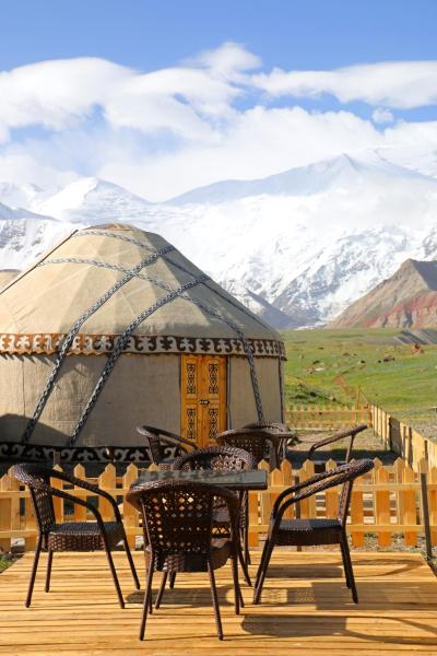Na fotografii je vidět objekt Yurt Glamping Edelweiss Meadow at the foot of Lenin Peak nacházející se ve městě Sary-Tash.