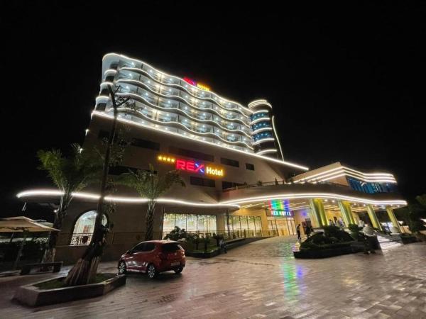 Na fotografii je vidět objekt Rex Hotel - by BAY LUXURY nacházející se ve městě Chánh Thạnh.