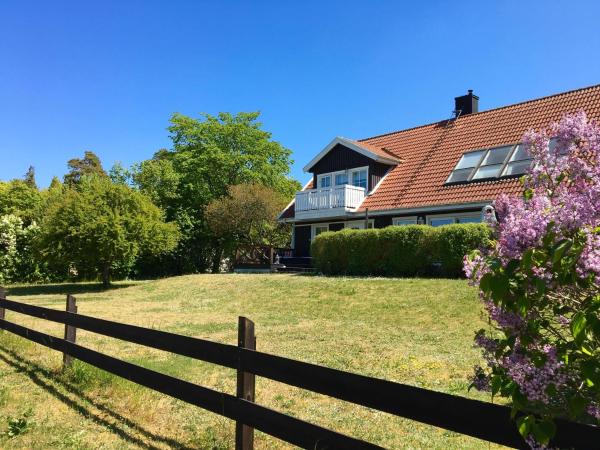Na zdjęciu widoczny jest obiekt Villa Fridhem, lovely villa by the sea near Visby położony w mieście Axelsro.