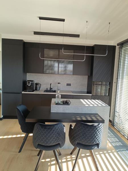 Na zdjęciu widoczny jest obiekt Black Bella Apartament Kielce, Widok na Telegraf, Garaż, Klimatyzacja, Lustra w sypialni położony w mieście Zagórze.