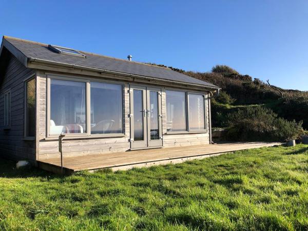 Auf dem Foto ist das Objekt Romantic cliff top chalet at Whitsand Bay beach in der Stadt Torpoint zu sehen.