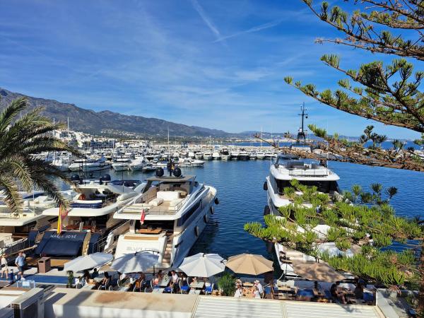 La photo montre l'objet Huge penthouse with private suites shared terrace and kitchen BEST VIEWS situé dans la ville de Marbella.