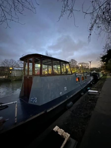 London Dutch Barge - Sleeps 3 & Cosy Fireplace - London