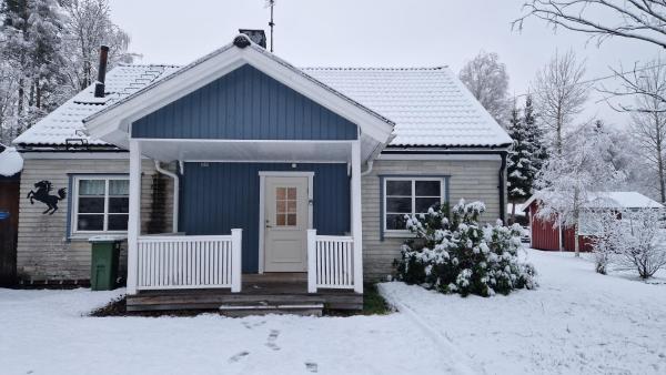 Na zdjęciu widoczny jest obiekt Gezellige warme villa in Lesjöfors położony w mieście Kosundet.