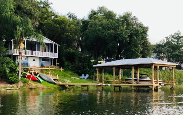 På bildet vises objektet Lakefront with Dock on Private Lake Florence near Montverde Academy som ligger i byen Minneola.
