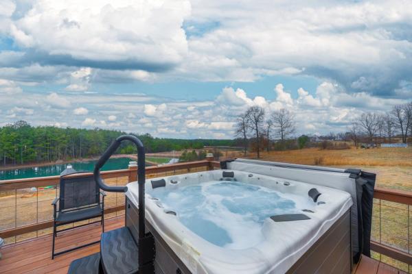 På bildet vises objektet Fall Foliage Retreat Hot Tub and Pond Deck som ligger i byen Bryant.