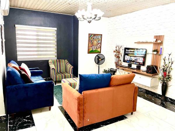 A la foto es mostra l'objecte Budget Friendly Ample 2bedroom 10-min 4rm Airport situat a la ciutat de Lagos.