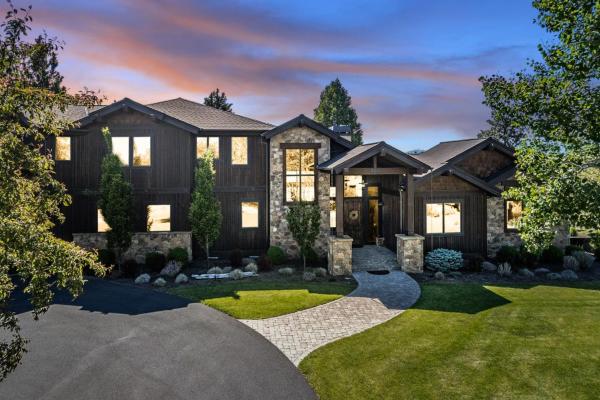 Na zdjęciu widoczny jest obiekt Bend Luxury Escape! położony w mieście Bend.