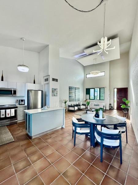 Auf dem Foto ist das Objekt Luxury Ocean View Penthouse in der Stadt Las Coles zu sehen.