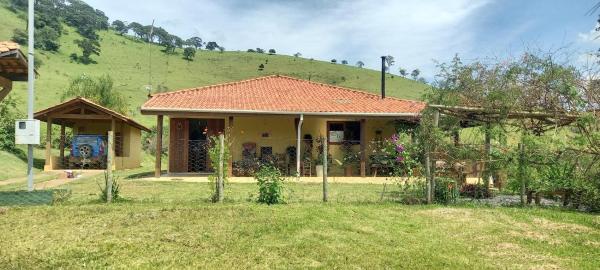 Na foto é possível ver o objeto Casa de sítio localizado na cidade de Paraisópolis.