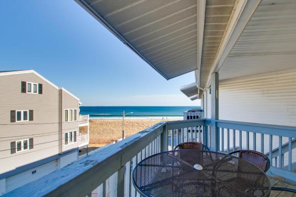 La photo montre l'objet Beachfront Old Orchard Beach Condo with Balcony situé dans la ville de Old Orchard Beach.