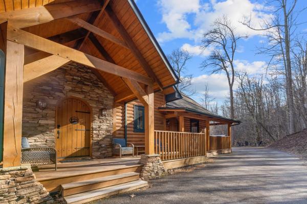 Na foto é possível ver o objeto Owl Ridge Retreat localizado na cidade de Banner Elk.