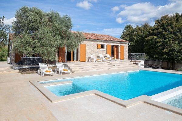 照片显示了位于Pulići市的Haus in Bertoši mit privatem Pool物件。