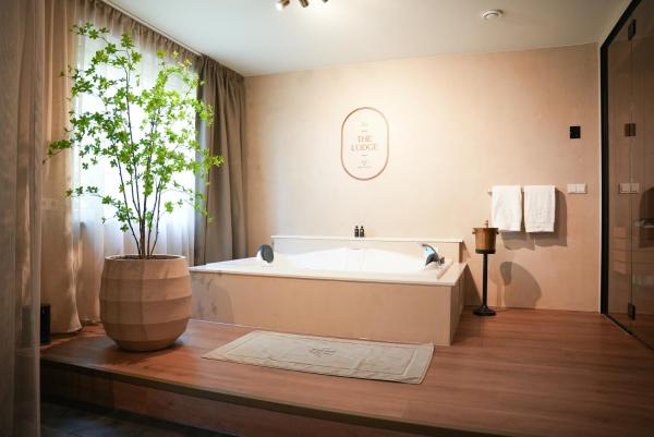 Na zdjęciu widoczny jest obiekt The Lodge Bed & Wellness Oisterwijk Sauna, Jacuzzi, Luxury położony w mieście Moergestel.