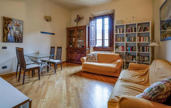 2 Bedroom Cozy Apartment In Firenze, Florence