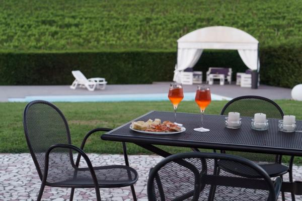 På bildet vises objektet Ca du Ji'uu, villa con piscina som ligger i byen Castellinaldo.