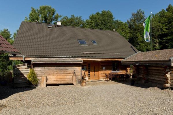 Na zdjęciu widoczny jest obiekt Eifelurlaub - kanadisches Blockstamm Ferienhaus für 12 Personen położony w mieście Gemünd.